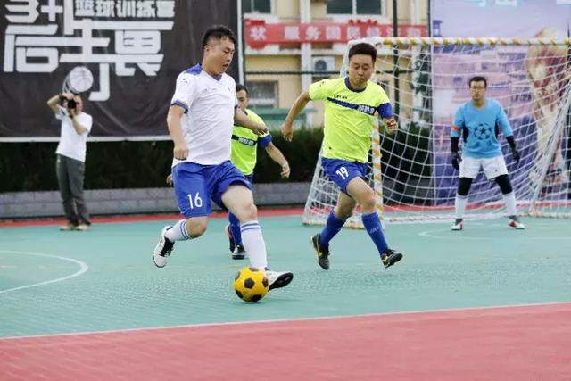 辽宁揭幕战赛前领取总冠军戒指 升起冠军旗帜